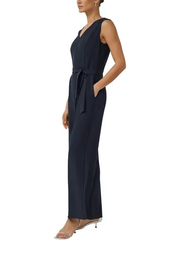 s.Oliver BLACK LABEL Overall mit V-Ausschnitt und Gürtel in Blau (48 EU) - Eleganter Overall für einen modernen Look. Aus elastischem Material für optimale Bewegungsfreiheit und mit Gürtel für eine figurbetonte Silhouette. Ideal für lässige Anlässe.