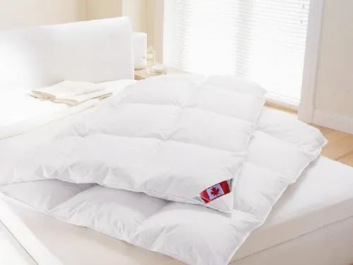 Canada Daunenbettdecke Classic Night - Winterdecke mit 10 cm Hochsteg, gefüllt mit 90% kanadischen Daunen für extra Wärme, ideal für kalte Nächte und Allergiker geeignet.