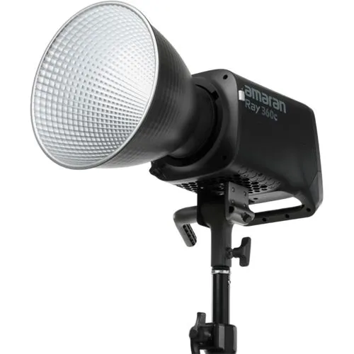 Amaran Ray 360c Monolight - All-in-One-Monolight mit integrierter Stromversorgung für einfaches Setup. Die OmniColor-Light-Engine sorgt für natürliche Hauttöne und akkurate Farben – ideal für professionelle Studioaufnahmen.
