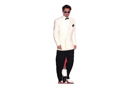 Dekofigur Johnny Depp - White Jacket - Pappaufsteller 54x183 cm - Leben Sie Ihre Fantasie aus mit dieser hochwertigen Dekofigur von Johnny Depp im weißen Jackett. Ideal für Fans und als Blickfang in jedem Raum. Maße: 54x183 cm.