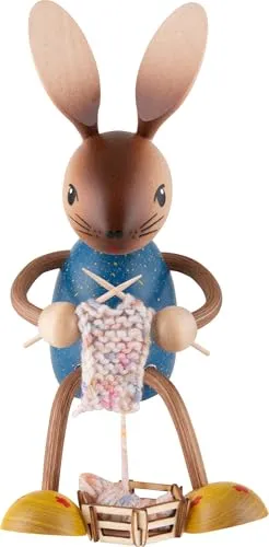 Drechslerei Kuhnert Osterhase mit Strickzeug - Handgefertigte Holzfigur aus dem Erzgebirge - Weihnachtlicher Zierschmuck, liebevoll gestaltet mit Strickzeug und ideal als Geschenk für Strickfans oder Sammler. Jedes Stück ist ein Unikat, Made in Germany.