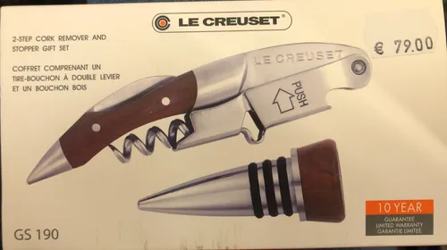 Le Creuset Kellnerkorkenzieher und Verschluss - Geschenkset GS 190 - Elegantes Weinzubehör-Set aus Holz und Edelstahl, ideal für Weinliebhaber. Mit 2-Stufen-Hebel für müheloses Korkenentfernen und luftdichtem Verschluss für längere Weinlagerung.