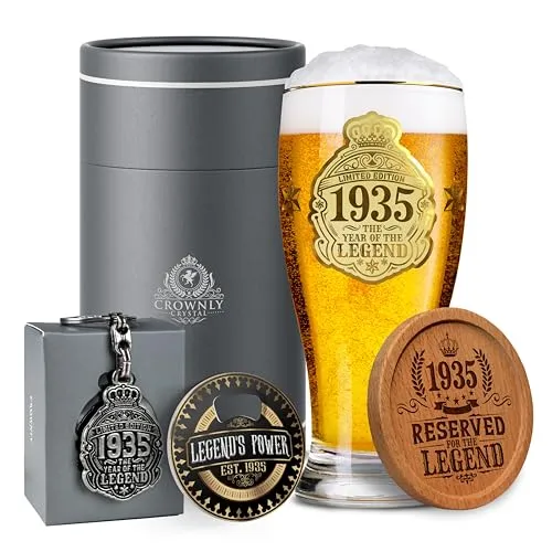 CROWNLY CRYSTAL® 1935 Geschenke Für Männer Zum 90 Geburtstag Bierglas Mit Gravur 570 ml Deko Geburtstagsgeschenk Mann Geburtstagskarte Geschenk Männer
