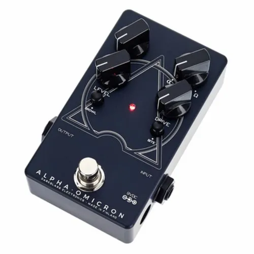 Darkglass Alpha Omicron Bass Distortion - Gitarren-Effektgerät mit kompaktem Design, bietet harmonisch reiche Klänge und vielseitige Verzerrungsmöglichkeiten im erschwinglichen Format.