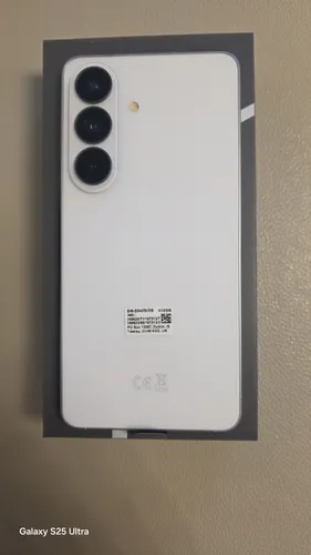 Samsung Galaxy S26 512 GB Weiß - Smartphone mit 6,3 Zoll Dynamic AMOLED 2X Display, adaptivem 120 Hz Refresh Rate und 4.300 mAh Akku. Ideal für schnelles Laden und hochwertige Fotografie mit 50 MP Kamera.