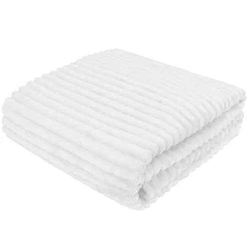 Cotton Market Wohndecke 220 x 240 cm Flauschige Kuscheldecke mit eleganter Streifen-Prägung Anschmiegsam Weich Stilvoll für Sofa und Bett