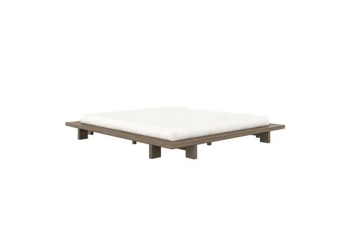 KARUP Design Japan Bett 180 x 200 cm - Minimalistisches Kieferbett in carobbraun, inspiriert vom japanischen Futon-Design, ideal für moderne und zeitlose Schlafzimmer.
