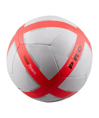 Nike Performance Futsal Pro Trainingsball – Stabil & Robust - Der Nike Futsal Pro Trainingsball ist ideal für Hallentraining und Futsal-Spiele. Mit seiner robusten Bauweise und Energierückgewinnungstechnologie bietet er ein optimales Ballgefühl und unterstützt deine Technik.