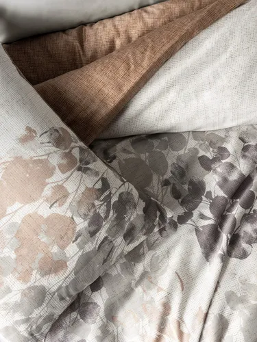 Elizabed Satin-Bettwäsche-Set in Hellgrau - 200x200 cm - Hochwertiges Satin-Bettwäsche-Set in elegantem Hellgrau. Inklusive 1 Bettbezug und 2 Kissenbezügen, ideal für einen stilvollen Schlafkomfort.