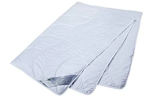 franknatur - Bettdecke Sommerdecke 100% Wildseide Baumwolle Wiebke 135x200 - Leichte Sommersteppdecke für angenehme Nächte. Ergonomische Form mit atmungsaktiver Wildseidenfüllung (500 g). Bezug aus 100% Baumwolle, pflegeleicht und hautsympathisch. Ideal für Allergiker, inklusive Tragetasche.