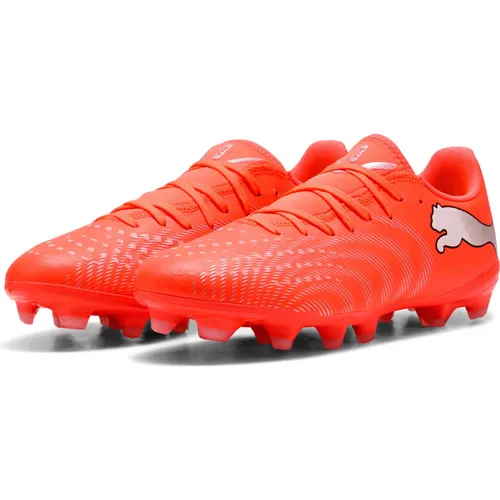 Puma FUTURE 9 PLAY FG/AG - Herren Fußballschuhe in Silber/Orange, Größe 39 - Die Puma FUTURE 9 PLAY FG/AG Fußballschuhe bieten optimale Agilität und Komfort für ambitionierte Spieler. Das innovative Design unterstützt Bewegungsfreiheit auf Naturrasen und Kunstrasen.