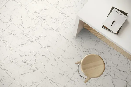 Falquon The Floor SPC Stone D2921 Carrara Marble - Hochwertiger SPC-Boden in marmorierter Optik. Mit modernem Klick-System, wasserfest und abriebfest für langlebige Nutzung. Ideal für kreative Raumgestaltungen.