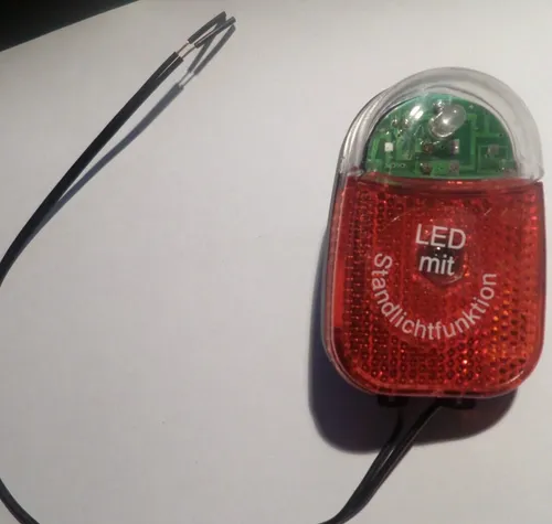 Büchel LED Rücklicht Beetle mit Standlicht Funktion - Fahrradbeleuchtung mit Standlicht für erhöhte Sicherheit im Straßenverkehr, robustes Kunststoffdesign und energieeffizienter LED-Technologie.