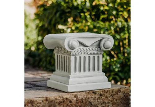 Gartenfigur Sockel mit quadratischer Stellfläche - Figuren - Robuster Steinsockel (H. 23 cm, 21 x 21 cm), frostfest und ideal als Basis für Skulpturen oder bepflanzte Vasen im Garten.