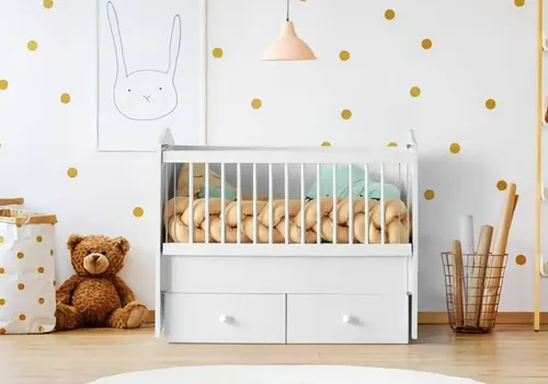 Babybett Weiß mit Schubladen – Praktischer Stauraum für das Kinderzimmer - Abteilung: Kinder, modernes Design mit 2 Schubladen für zusätzlichen Stauraum. Breite: 135 cm, aus robustem Holz, ideal für eine gemütliche Atmosphäre im Kinderzimmer.