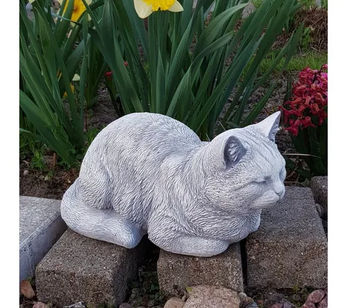 Gartenfigur Liegende Katze - Gartendekoparadies.de, H. 17 cm, Frostsicher - Figuren für Gartenliebhaber: Diese frostfeste, liegende Katze aus hochwertigem Material bringt Ruhe und Stil in Ihren Außenbereich.