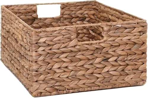 Regalkorb Lanta aus Wasserhyazinthe 40 cm - Moderner Aufbewahrungskorb aus handgeflochtener Wasserhyazinthe mit praktischem Griff, ideal für stilvolle Ordnung in jedem Raum. Maße: 41x34x19 cm, 26 L Kapazität.