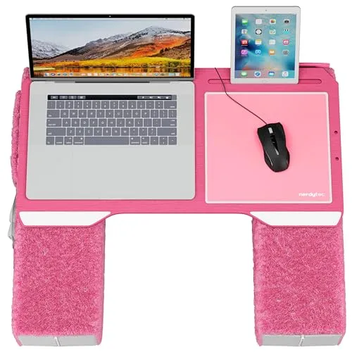 Couchmaster CYPINK – Ergonomischer Laptoptisch für Sofa und Bett - Der Couchmaster CYPINK verwandelt Dein Sofa in einen ergonomischen Arbeitsplatz. Mit integrierten Lüftungsöffnungen für optimale Kühlung und einer großzügigen Bambusauflage ist er der perfekte Begleiter für komfortables Arbeiten und Gaming.