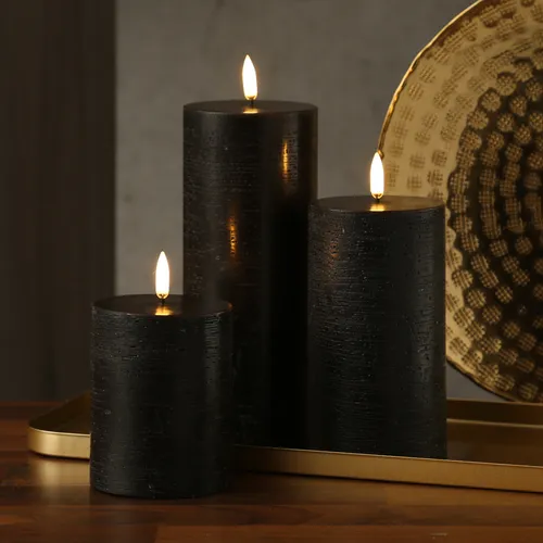 LED Kerzenset PIA Uyuni - Rustik-Optik 3 Größen mit Fernbedienung - Premium LED Kerzen im eleganten Rustik-Stil, 3 Größen (10cm, 15cm, 20cm), inklusive Fernbedienung und Batterien. Genießen Sie bis zu 1000 Stunden warmweißes Licht mit dimmbaren Funktionen und praktischen Timern.