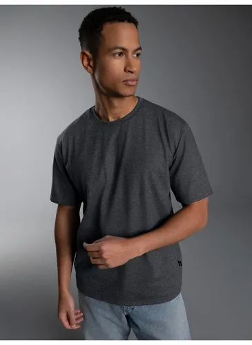 TRIGEMA T-Shirt DELUXE Baumwolle - Herren Kurzarm Shirt, Gr. S, anthrazit-melange - Herren-Shirts aus 100% Baumwolle in DELUXE Qualität für ein weiches Tragegefühl. Pflegeleicht und in klassischen Farben, ideal für jeden Anlass.