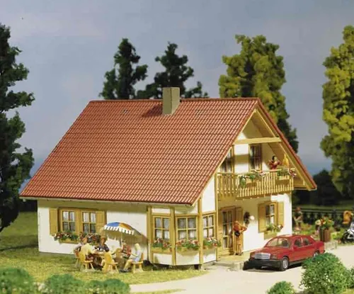 FALLER 130301 - Haus „Romantic“ im Modellbau - Detailreiches Modellhaus für kreative Bauprojekte, ideal für die Gestaltung von Landschaften und Szenen im Modellbau.