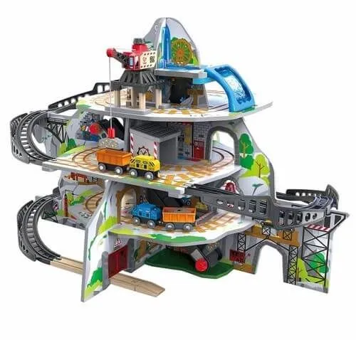 Hape Spielzeug-Eisenbahn Riesige Bergmine - 32-tlg. Set, inklusive 2 Züge, Brücke, Kran und Tunnel für kreatives Spiel ab 3 Jahren