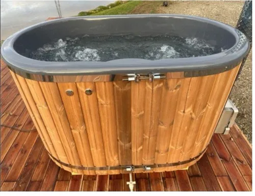 Entspannungsbad Whirlpool mit Hydromassage - Ovaler Whirlpool aus Holz für 2 Personen, mit 750 L Fassungsvermögen. Ideal für entspannende Stunden im Freien. Kompakt und stilvoll, perfekt für jedes Grundstück.