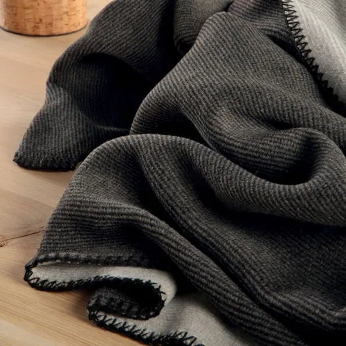 Biederlack Wohndecke Melange Doubleface - Bettdecken aus 58% Baumwolle, 35% Polyacryl, 7% Polyester, mit elegantem geketteltem Zierstich. Ideal für gemütliche Abende und Made in Germany.