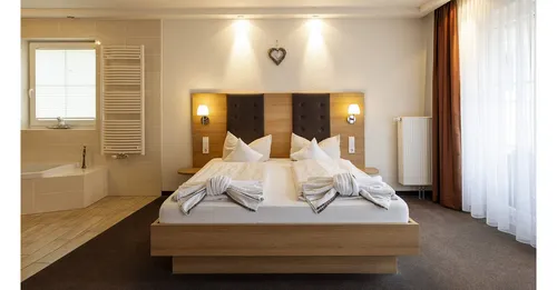 Jochen Schweizer Erlebnisgutschein Romantikurlaub im Schwarzwald (Berneck) für 2 (1 Nacht), Romantik pur: Luxus-Auszeit im Schwarzwald erleben