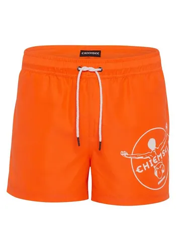 CHIEMSEE Badehose mit auffälligem Print - Badehosen für Herren mit großem CHIEMSEE Print, elastischem Tunnelzugbund und praktischen Taschen – ideal für Strand, Pool und Freizeitaktivitäten.