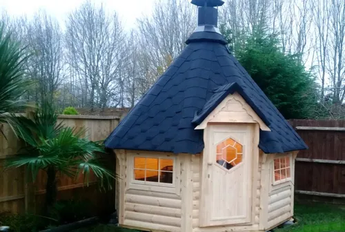 Grill Grillkota Hütte 6,9 m² – Skandinavisches Gartenhaus - Charmante Grillhütte mit 6,9 m², ideal für gesellige Abende. Aus robustem Kiefernholz, mit 4 Fenstern und einem Kuppeldach für eine einladende Atmosphäre. Perfekt für den Garten!