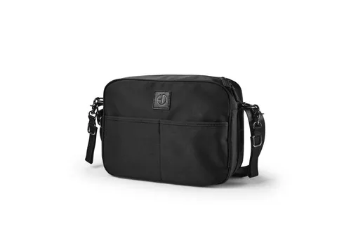 Elodie Wickeltasche Crossbody - Schwarz - Stylische Wickeltasche für moderne Eltern, mit Reißverschluss und pflegeleichtem Design. Ideal für den Alltag, bietet sie Funktionalität und schwedisches Design.