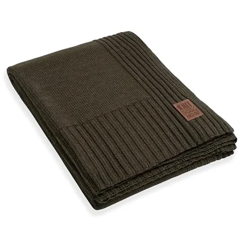 KNIT FACTORY Uni Gestrickte Decke XL - Kuschelige Wohndecke in Grün - Tagesdecken mit feiner Strickarbeit, ideal für gemütliche Abende. Diese XL Wolldecke (195x225 cm) bietet nicht nur Wärme, sondern auch stilvolles Design für Ihr Zuhause.