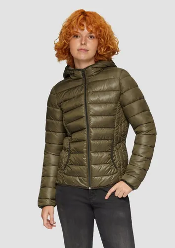 s.Oliver Damen 2147959 Steppjacke mit Kapuze - Stilvolle Wärme in Grün - Funktionsjacken mit leicht wattierter, halblanger Passform und fixierten langen Ärmeln für optimalen Tragekomfort.