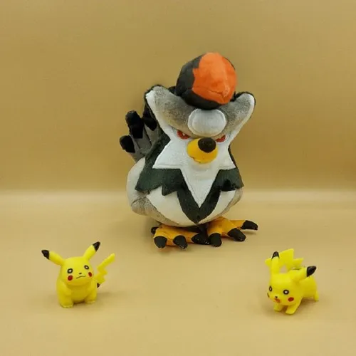 Kuscheltier Staraptor - Pokémon Center Original 16 cm - Kuscheltiere: Hochwertiges Staraptor Plüschtier aus der beliebten Pokémon FIT-Kollektion, ideal für Sammler und Fans jeden Alters.