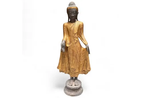 Asien LifeStyle Buddhafigur Große Mandalay Statue - Imposante Buddhafigur aus Burma, kunstvoll gestaltet mit Metall- und Steinmaterialien. Diese Skulptur verleiht jedem Raum eine besondere Atmosphäre und ist ein Blickfang für Kunstliebhaber.