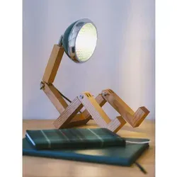 Piffany Mr. Wattson Original Tischlampe Chiltern Green - LED mit Charakter - Tischleuchte aus Eschenholz mit charmantem Design, inspiriert von Actionfiguren. Ideal für kreative Wohnräume und stimmungsvolles Licht.