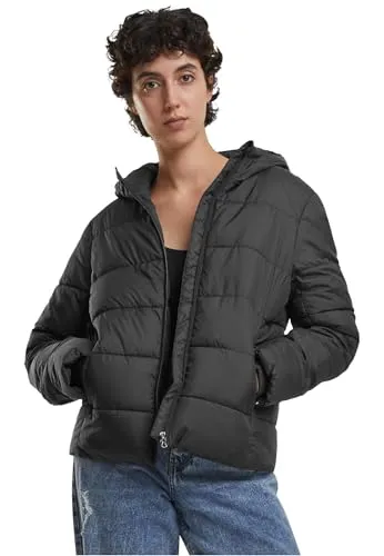 Urban Classics Ladies Short Puffer Jacket with Hood Black, XS - Funktionsjacken mit Kapuze, warm und stylish für kalte Tage, ideal für Freizeit und Casual-Outfits.