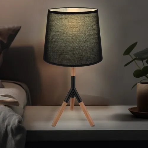 Tischleuchte Dreibein H 45 cm - Modernes Design aus Metall und Holz - Stehleuchte mit E27 Fassung, ideal für individuelle Lichtgestaltung. Das moderne Dreibein-Design aus Holz und der elegante Textilschirm in Schwarz machen sie zum Blickfang im Schlafzimmer.