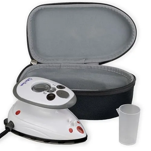 The Quilted Bear Reisebügeleisen Mini - Kompaktes Bügeleisen mit Keramiksohle - Reisebügeleisen mit Keramik-Bügelsohle, ideal für Quilten und Näharbeiten. Mit Anti-Tropf-Technologie und Hartschalen-ETUI für problemloses Bügeln auf Reisen.