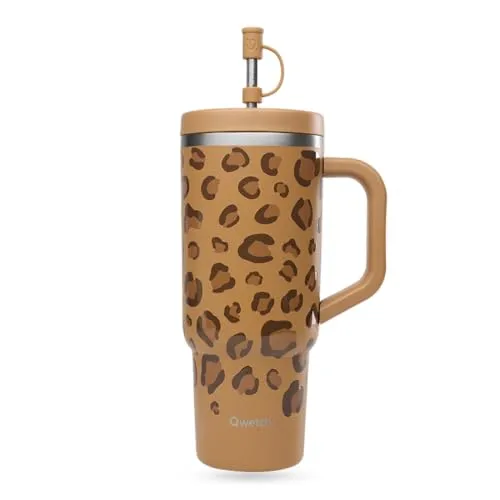 QWETCH Travel Cup – Thermobecher 900ml mit Strohhalm & Henkel – 48h Eisgekühlt / 12h Kalt – Isolierbecher aus recyceltem Edelstahl – Auslaufsicherer Schraubdeckel – Quencher Style – Kameleopard Wild
