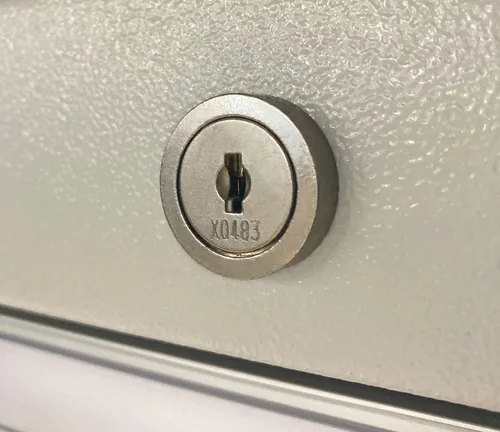 Simplaflex Arbeitstisch mit Unterhängeschrank 150 cm schwarz - Robuste Werkbank mit abschließbarem Unterhängeschrank und 3 Schubladen. Ideal für jede Werkstatt, bietet viel Stauraum bei einer Arbeitshöhe von 96 cm.