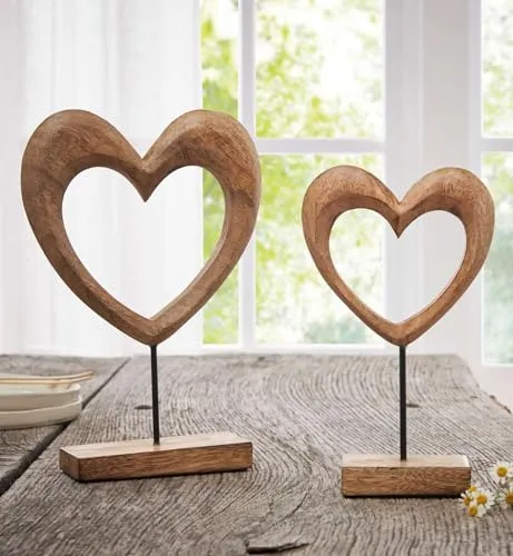 Dekoleidenschaft Dekofigur Herz aus Mango-Holz – 2er Set - Sammlerfiguren mit einzigartiger Tischdeko, aus naturbelassenem Mangoholz und mattschwarzer Metallstange, ideal für Hochzeiten und besondere Anlässe.