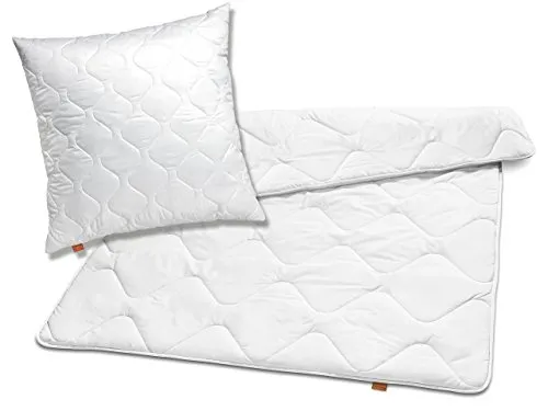 sleepling Winter Bettdecke 135x200 mit Kissen 80x80, warm und weich - 2-teiliges Bettenset aus 100% Mikrofaser, ideal für kalte Nächte. Waschbar bis 60 Grad und trocknergeeignet. Made in EU mit geprüfter Qualität für allergikerfreundlichen Schlafkomfort.