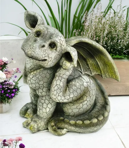 Kremers Schatzkiste Gartenfigur Drachenkind - Wetterfeste Gartenfigur aus hochwertigem Polyresin, handbemalt mit einzigartigem Steineffekt. Charmanter Blickfang für Garten, Terrasse oder Balkon – das ganze Jahr über frostbeständig!