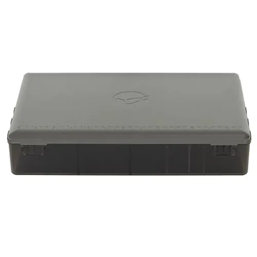 Korda Angelbox groß 35,5 x 24 x 7,5 cm - Angelkoffer mit großzügigem Stauraum, ideal für Angler, die ihre Ausrüstung ordentlich und griffbereit halten möchten.