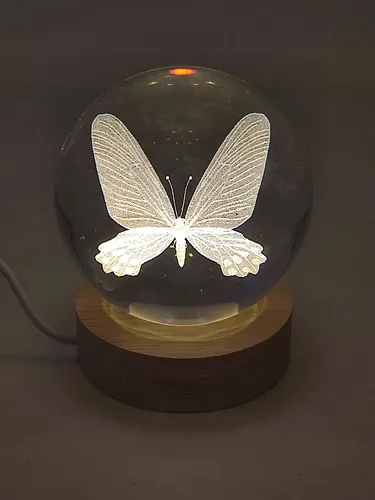 Glaskugel mit edlem Holzsockel und elektr Beleuchtung ca 8cm Lampe Schmetterling