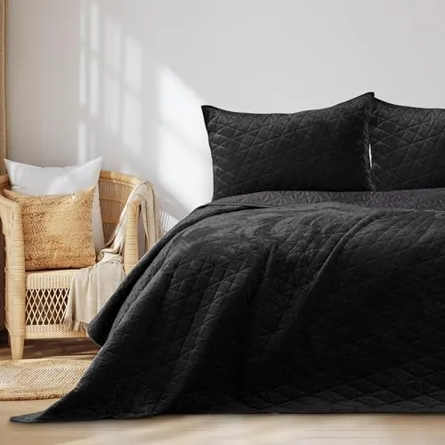 RESTILO Tagesdecke Laila 170x210 cm Schwarz – Zweiseitig, Steppung aus Velvet Samt - Hochwertige Tagesdecke Laila in Schwarz, zweiseitig nutzbar mit Velvet und Microfaser, ideal für Allergiker. Pflegeleicht und Oeko Tex zertifiziert, sorgt für außergewöhnlichen Komfort und Stil in Ihrem Raum.