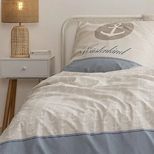 Anker Küstenkind Bettwäsche-Set 2-teilig (155x220 cm) - Bettwaren-Set für Kinder, bestehend aus 1 Kopfkissen- und 1 Bettbezug in Übergröße. Aus 100% Baumwolle, hautsympathisch und pflegeleicht, perfekt für traumhafte Nächte im Küstenstil.