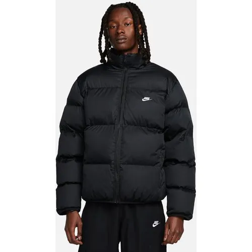 Nike NSW Club Steppjacke Herren - Wärmeisolierende Funktionsjacke in Schwarz-Weiß, Größe M HW 2024 - Funktionsjacke mit hoch wärmeisolierender PrimaLoft-Wattierung, ideal für kalte Tage; komfortable Loose Fit Passform und praktische Reißverschlusstaschen.